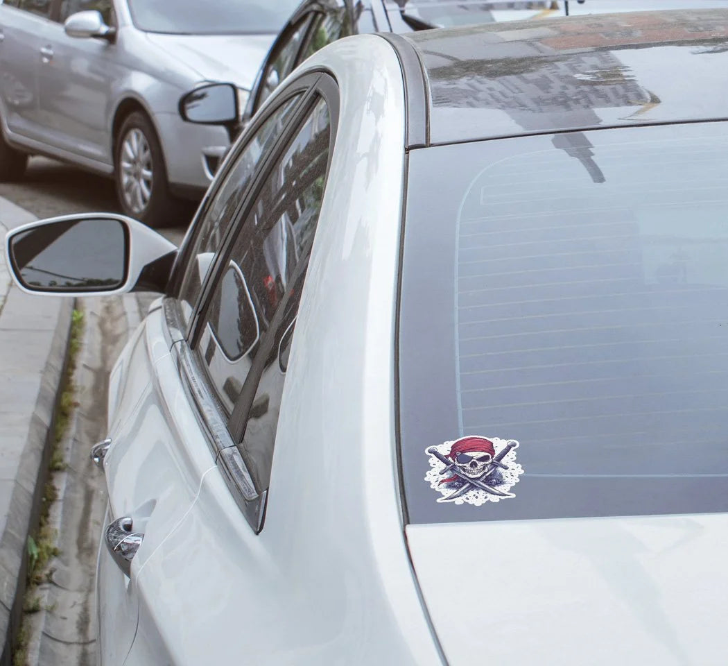 Sticker Pirate Crâne avec Sabres – Autocollant Vinyle Résistant à l’Eau et aux UV – Bandana Rouge