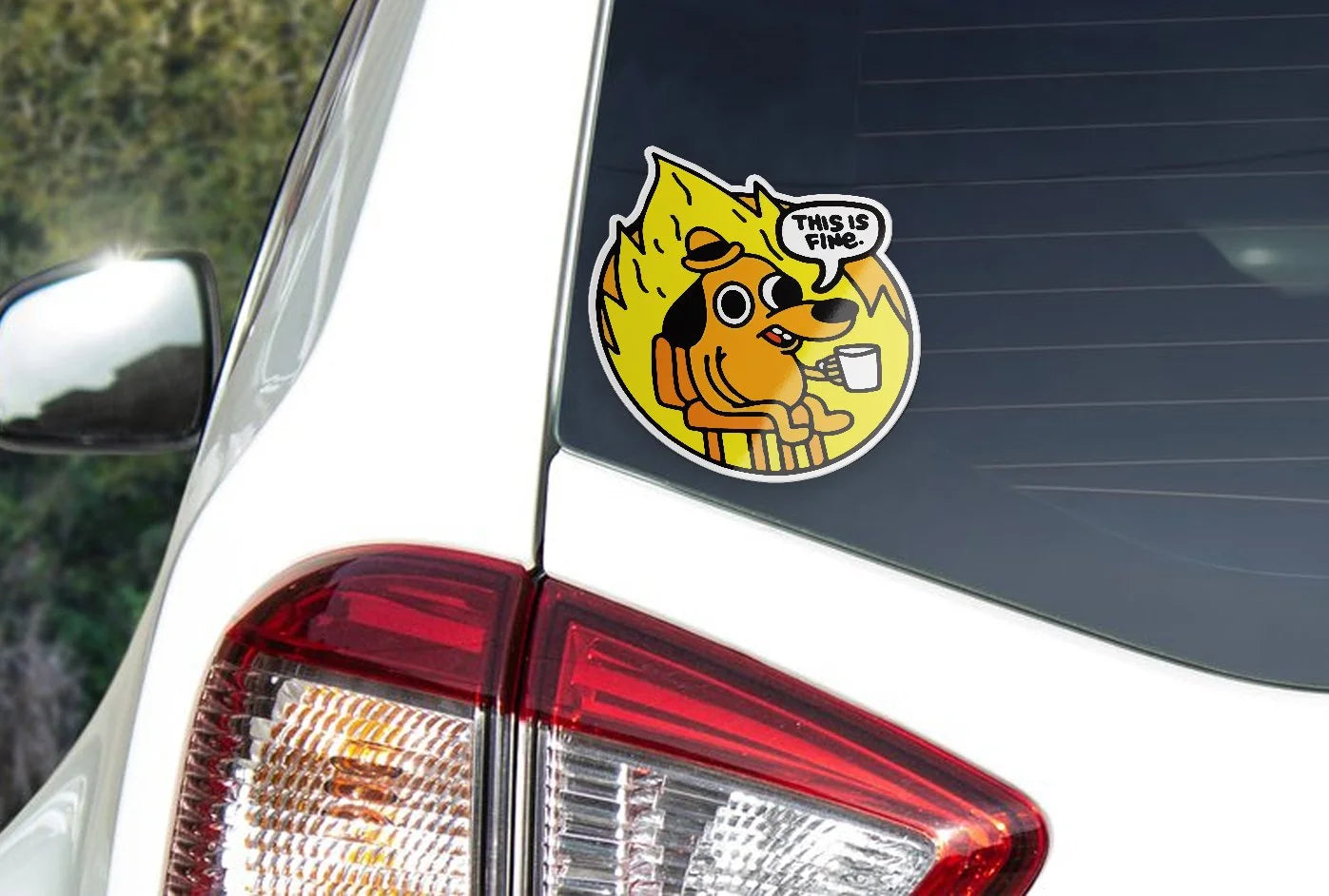 Stickers Vinyle "This is Fine" - Autocollant Chien Mème, Résistant Eau & UV, Découpé à la Forme