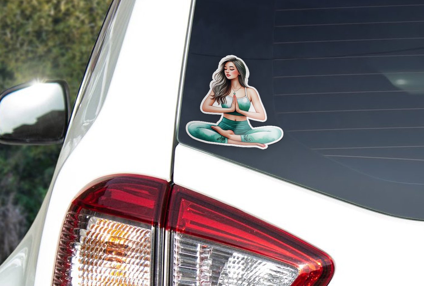 Sticker Vinyle Yoga Femme Brune en Position Lotus - Résistant à l'Eau et aux UV