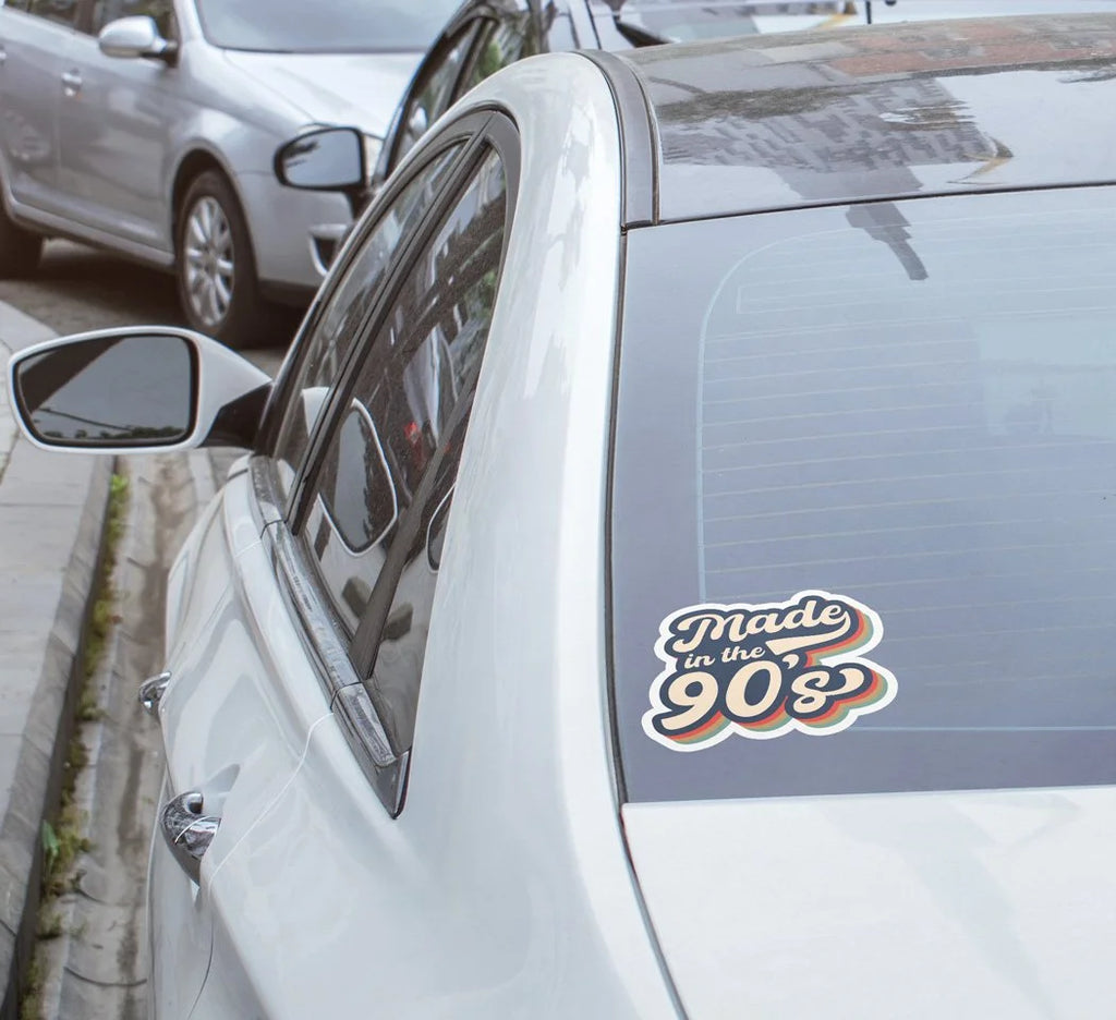 Sticker Vinyle "Made in the 90's" - Autocollant Rétro Années 90 - Découpe Personnalisée, Résistant Eau & UV