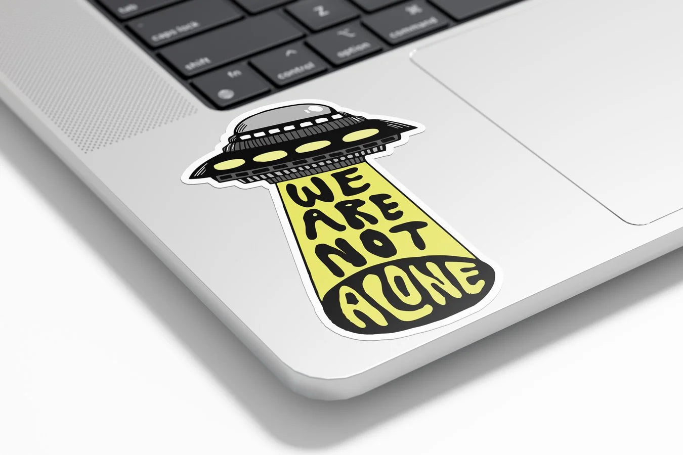 Sticker Vinyle Alien - Soucoupe Volante Extraterrestre 'We Are Not Alone' - Autocollant Résistant Eau & UV